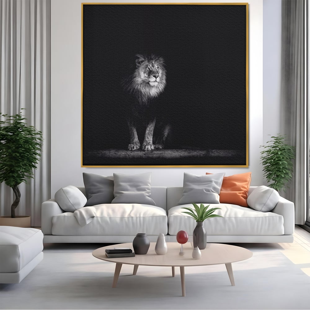 Tablou canvas cu tablou canvas cu leu alb-negru, in rama de aluminiu auriu, pe perete intr-un living
